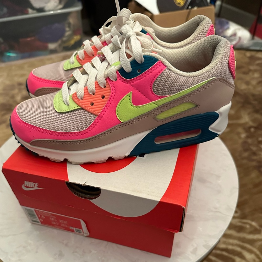 Women’s Nike Air Max 90